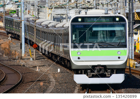 E235系列0型Tou 44機車以205系列風格的塗裝慶祝其在山手線環線上運營100週年 E235系列0型Tou 44機車以205系列風格的塗裝慶祝其在山手線環線上運營100週年 135420899
