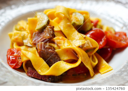 蔬菜和肉類寬麵 135424760