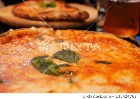 Margherita pizza 135424762