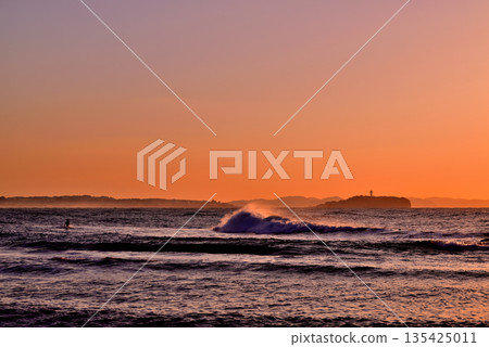 Midwinter: Enoshima in the morning glow seen from Chigasaki Beach at dawn Midwinter: Enoshima in the morning glow seen from Chigasaki Beach at dawn 135425011