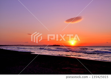 仲冬時節:黎明時分,從茅崎海灘眺望晨曦中的江之島 仲冬時節:黎明時分,從茅崎海灘眺望晨曦中的江之島 135425015