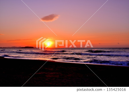 Midwinter: Enoshima in the morning glow seen from Chigasaki Beach at dawn Midwinter: Enoshima in the morning glow seen from Chigasaki Beach at dawn 135425016
