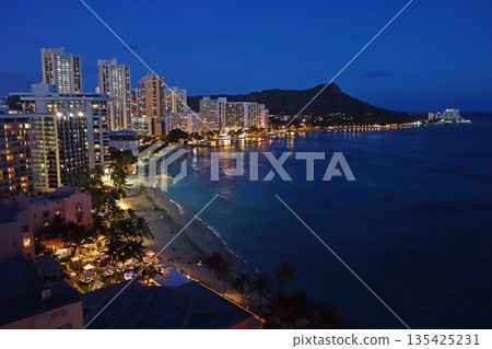 夏威夷的壯麗景色(威基基海灘夜景) 夏威夷的壯麗景色(威基基海灘夜景) 135425231
