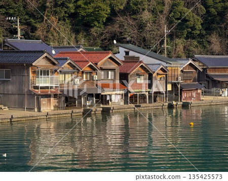 沿著海邊排列著一排排日式木屋，平靜的水面 135425573