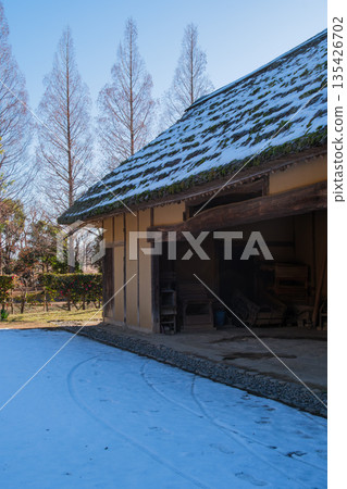 一個老私有房子的雪風景 一個老私有房子的雪風景 135426702