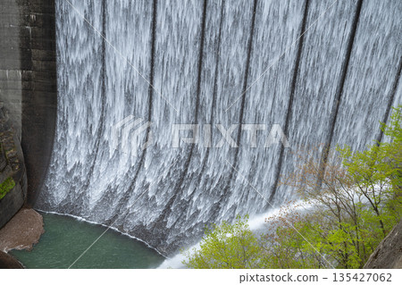 Miyagi Prefecture / Naruko Dam (Lake Arao) in spring with its beautiful bamboo blind discharge (bamboo blind discharge) 135427062