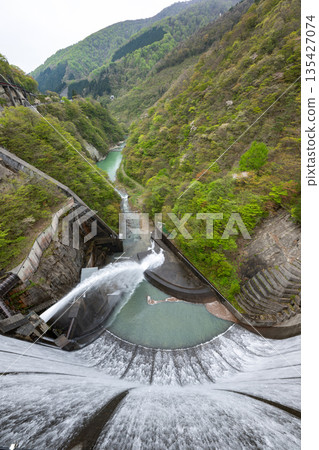 Miyagi Prefecture / Naruko Dam (Lake Arao) in spring with its beautiful bamboo blind discharge (bamboo blind discharge) Miyagi Prefecture / Naruko Dam (Lake Arao) in spring with its beautiful bamboo blind discharge (bamboo blind discharge) 135427074