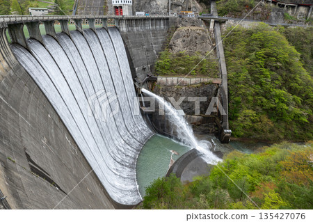 宮城縣/鳴子水壩（荒尾湖）春季美麗的竹簾洩洪道（竹簾洩洪道） 135427076