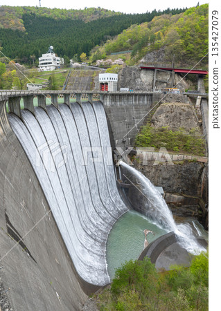 Miyagi Prefecture / Naruko Dam (Lake Arao) in spring with its beautiful bamboo blind discharge (bamboo blind discharge) Miyagi Prefecture / Naruko Dam (Lake Arao) in spring with its beautiful bamboo blind discharge (bamboo blind discharge) 135427079