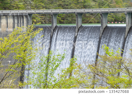 Miyagi Prefecture / Naruko Dam (Lake Arao) in spring with its beautiful bamboo blind discharge (bamboo blind discharge) Miyagi Prefecture / Naruko Dam (Lake Arao) in spring with its beautiful bamboo blind discharge (bamboo blind discharge) 135427088