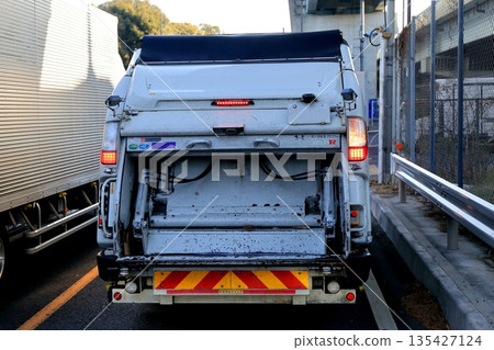 Garbage truck (garbage truck) image Garbage truck (garbage truck) image 135427124
