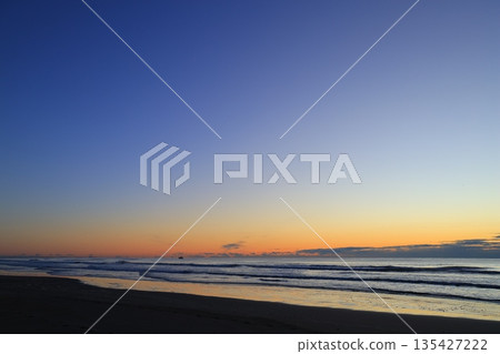 被早晨的陽光照亮的海灘 被早晨的陽光照亮的海灘 135427222