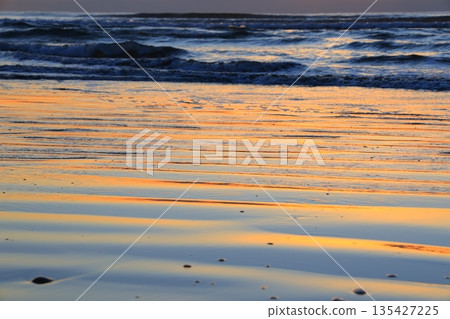 被早晨的陽光照亮的海灘 被早晨的陽光照亮的海灘 135427225