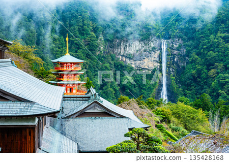 熊野青岸渡寺三層寶塔與那智瀑布 135428168