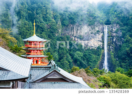熊野青岸渡寺三層寶塔與那智瀑布 135428169