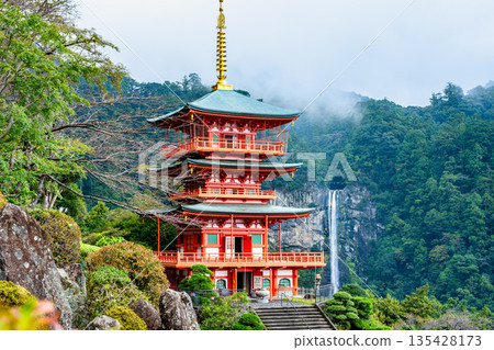 熊野青岸渡寺三層寶塔與那智瀑布 135428173