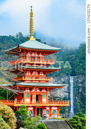 熊野青岸渡寺三層寶塔與那智瀑布 135428174