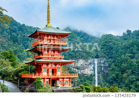 熊野青岸渡寺三層寶塔與那智瀑布 135428179