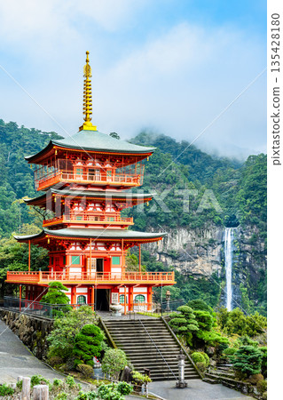 熊野青岸渡寺三層寶塔與那智瀑布 熊野青岸渡寺三層寶塔與那智瀑布 135428180