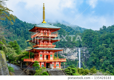 熊野青岸渡寺三層寶塔與那智瀑布 135428183