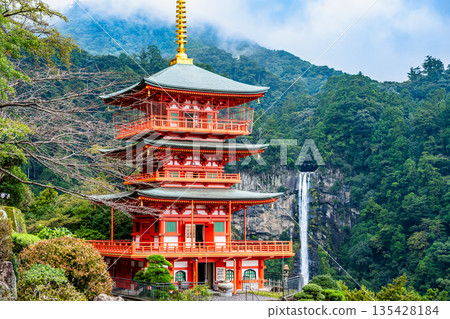 熊野青岸渡寺三層寶塔與那智瀑布 135428184