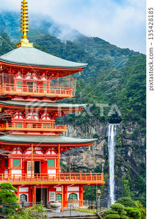 熊野青岸渡寺三層寶塔與那智瀑布 135428185