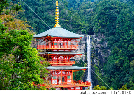 熊野青岸渡寺三層寶塔與那智瀑布 135428188