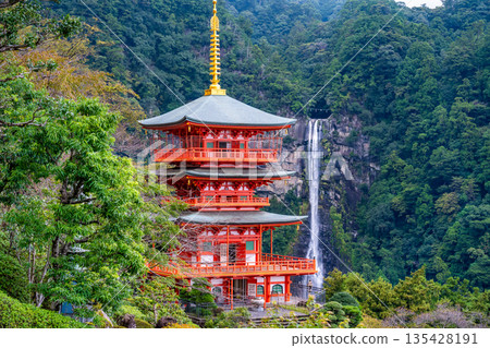 熊野青岸渡寺三層寶塔與那智瀑布 熊野青岸渡寺三層寶塔與那智瀑布 135428191
