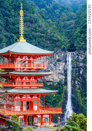 熊野青岸渡寺三層寶塔與那智瀑布 135428195