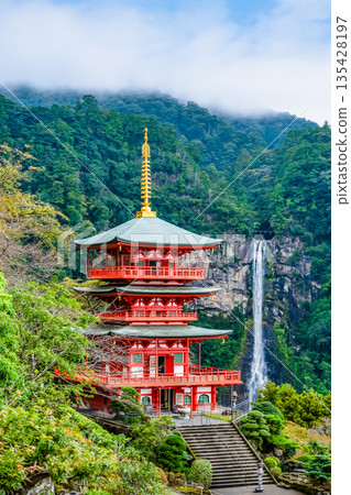 熊野青岸渡寺三層寶塔與那智瀑布 135428197