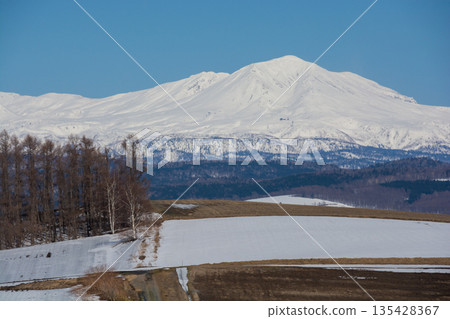 Snowy fields and snowy mountains Daisetsuzan Asahidake 135428367