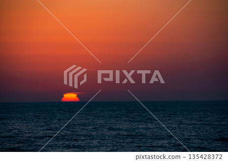 Constricted sunset on the horizon 135428372