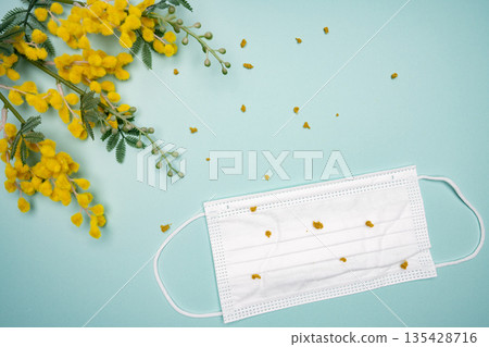 淺藍色背景出現黃色花朵和口罩的花粉症圖片 135428716