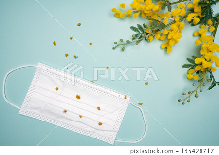 一張靜物照片，畫面中一個面具上覆蓋著黃色花粉。 135428717