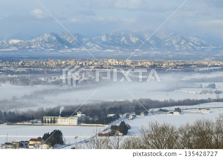 清晨，河面籠罩著一層薄霧。 135428727