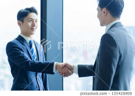 商人們握手 商人們握手 135428909
