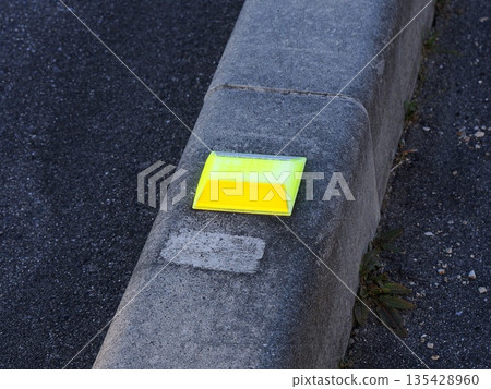 Road curb reflector orange side Road curb reflector orange side 135428960
