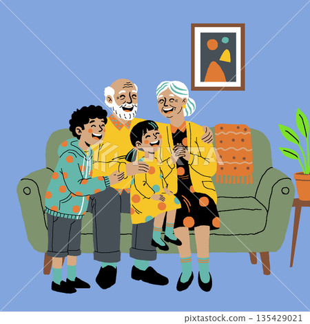 一對老夫婦和他們的孫子孫女們開心地笑著 一對老夫婦和他們的孫子孫女們開心地笑著 135429021