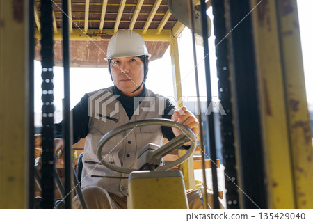 操作鏟車的工作者 135429040