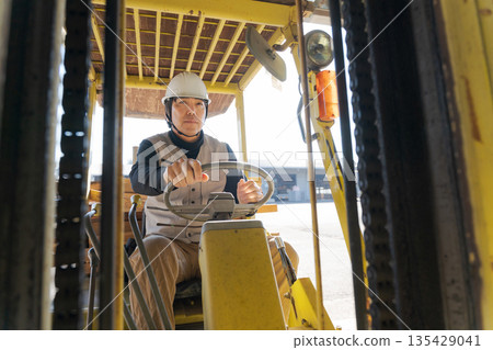 操作鏟車的工作者 135429041