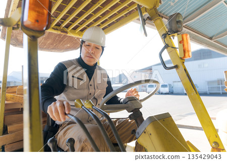 操作鏟車的工作者 操作鏟車的工作者 135429043