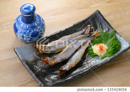 烤柳葉魚。 135429056