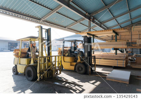 操作堆高機的男子 135429143