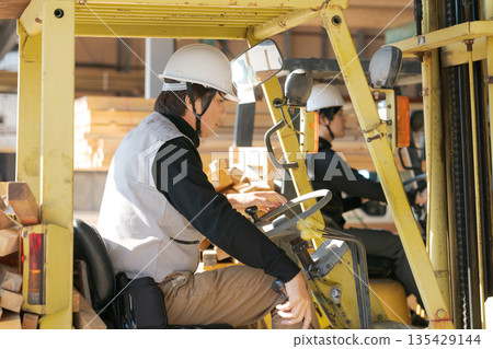 操作堆高機的男子 操作堆高機的男子 135429144