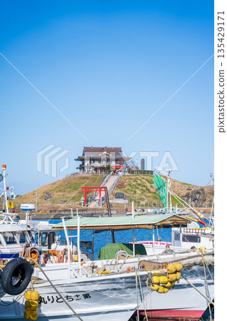 青森縣八戶市同名漁港景色 135429171