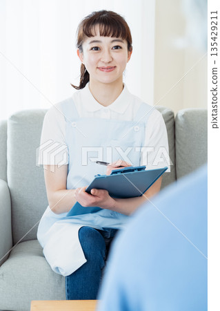 護理人員與使用者交談 135429211
