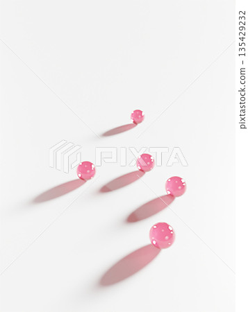 一排紅色玻璃球的3D插圖 一排紅色玻璃球的3D插圖 135429232