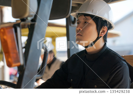 操作堆高機的男子 操作堆高機的男子 135429238