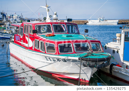 「青森縣」觀光船「隼號」在八戶港和八戶市附近巡遊 135429275