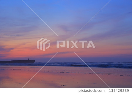 美麗的海灘日出 美麗的海灘日出 135429289